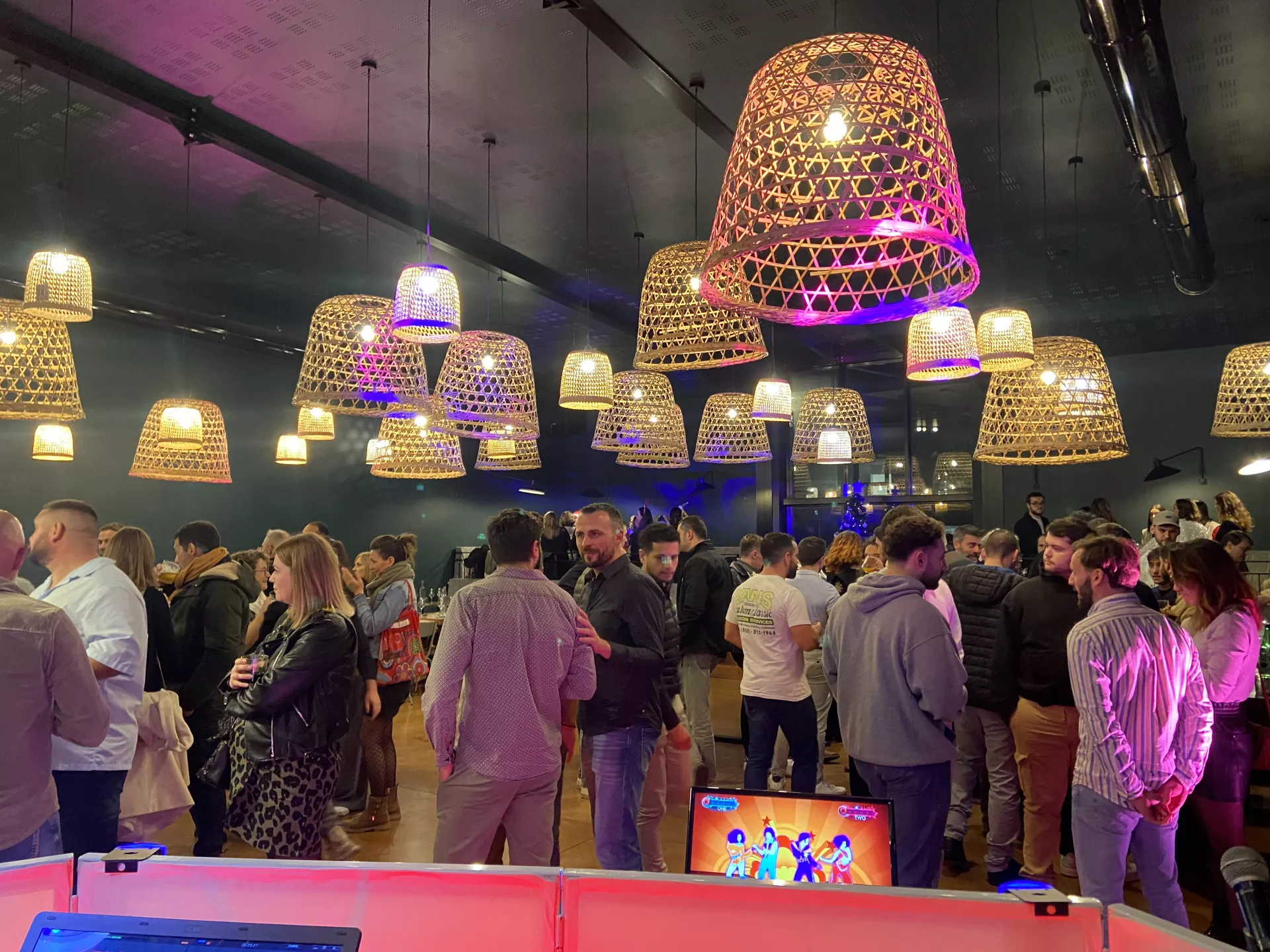 Animation d'arbres de Noël et de repas d'entreprises à Mées.